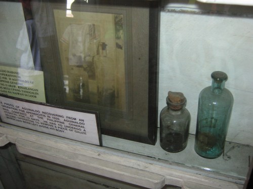Ang mga bote ng gasa at appendix na naroon pa rin sa botikin (maliit na botika) ng Dambanang Aguinaldo.