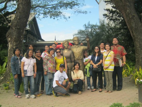 Kamakailan lamang, bumisita ang mga kaguruan ng Miriam College sa pamumuno ni Dr. Victoria Apuan sa Aquino Center at nagpakuha ng retrato kasama ang lakbay-guro nilang si Xiao Chua, ang manager ng Aquino Center na si Karen Carrera, at ang dalawang bagong mga monumento nina Ninoy at Cory.