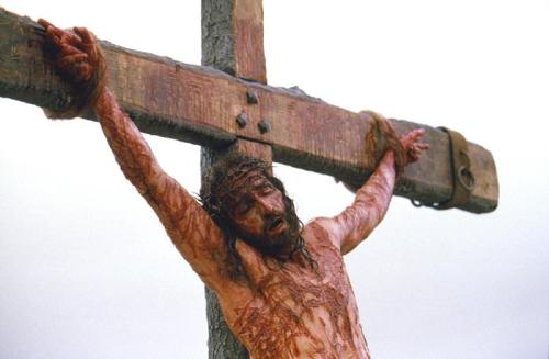 Ang "The Passion of the Christ" na idinirehe ni Mel Gibson at ginanapan ni Jim Caviesel ay naaayon sa historikal at medikal na mga tala ng pagpapahirap sa Panginoon.