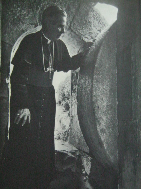 Si Obispo Fulton J. Sheen habang nasa isang libingang Hudyo sa panahon ni Herodes, sa ganitong libingan hinimlay at nabuhay na mag-uli ang ating Panginoon. Kuha ni Yousuf Karsh mula sa This Is The Holy Land.