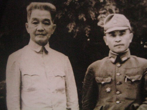 Emilio Aguinaldo at isang sundalong Hapones. Mula sa Kasaysayan: The Story of the Filipino People.