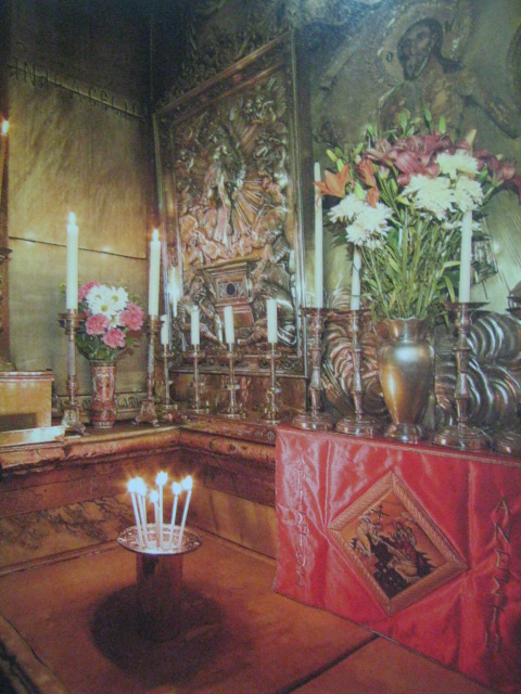 Ang walang lamang libingan ni Hesus sa Simbahan ng Santo Sepulkro sa Herusalem. Kuha ni Ken Duncan mula sa Where Jesus Walked.