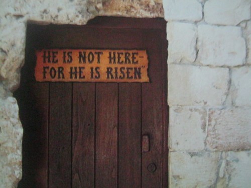 Paalala sa mga bisita ng Garden Tomb, isa pang katulad na libingan sa panahon ni Hesus. Kuha ni Ken Duncan mula sa Where Jesus Walked.