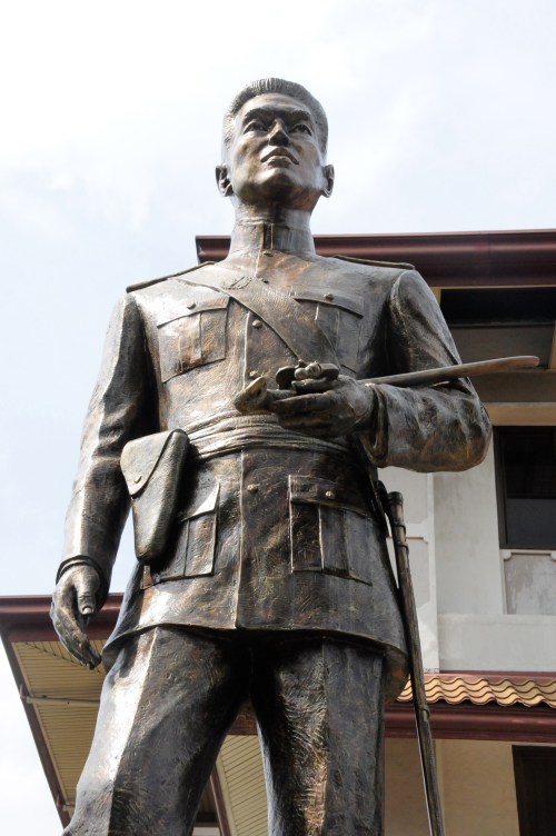 Monumento ni Aguinaldo hawak ang nakumpiska niyang espada ni Heneral Aguirre na kanyang ka-edad. Kuha ni Xiao Chua sa Tejeros Convention Center.