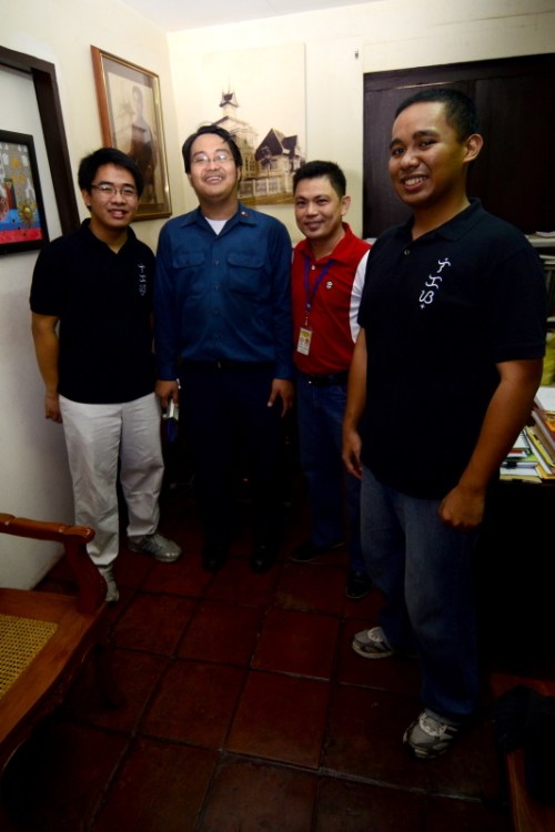 Ang mga bumubuo ng Anakbayan, Inc. kasama ang apo sa tuhod ng Heneral na si Angelo Jarin Aguinaldo, sa opisina ng Dambanang Aguinaldo, 2011.