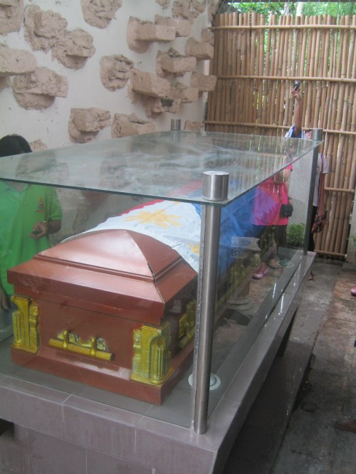 Ang kabaong ni Obispo Aglipay sa likod ng altar ng Simbahan ng IFI sa Batac, Ilocos Norte. Kuha ni Xiao Chua