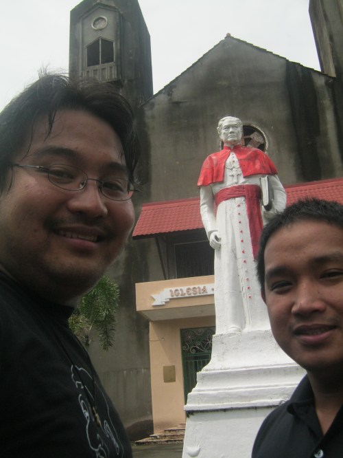 Si Xiao Chua kasama ni Jonathan Balsamo sa harapan ng monumento ni Obispo Aglipay sa Batac, Ilocos Norte.