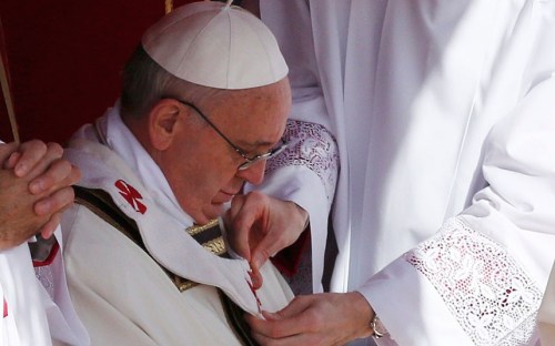 Isinuot kay Papa Francisco ang pallium, gawa sa balat ng tupa, simbolo ito na dala-dala niya sa balikat ang lahat ng kanyang mga tupang Katoliko bilang universal pastor ng mga ito.