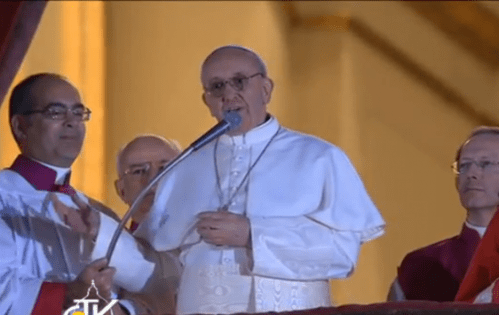 Isang oras palamang ang nakalilipas, lumabas na ang bagong Santo Papa matapos makita ang puting usok. Pinili ng mga kardinal si Jorge Mario Cardinal Bergoglio Arsobispo ng Buenos Aires, na pinili ang pangalang Francisco. Ang unang Francisco, ang unang hindi Europeo matapos ang matagal na panahon.