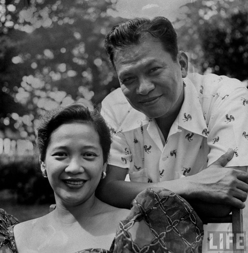 Si Ramon Magsaysay kasama ang kanyang misis na si Luz Banson Magsaysay. Mula sa LIFE.