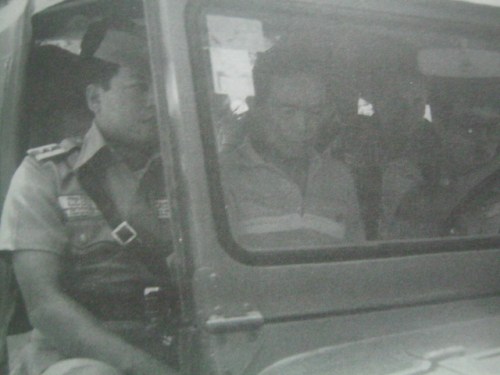 Ang ikatlong pag-aresto kay Mayor Nene Pimentel.  May susunod pa.  Liban sa banggitin, lahat ng larawan sa blog na ito ay nanggaling sa aklat ni Sen. Nene na Martial Law in the Philippines:  My Story.