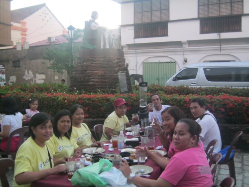 Ang Linangan Educational Trips habang kumakain sa Plaza Leona. Mula sa Sinupan ng Aklatang Xiao Chua.