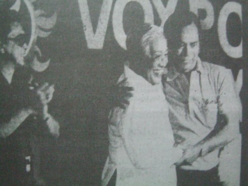 Si Nene Pimentel yakap si Sen. Lorenzo Tanda habang nakamasid si Antonio Cuenco.