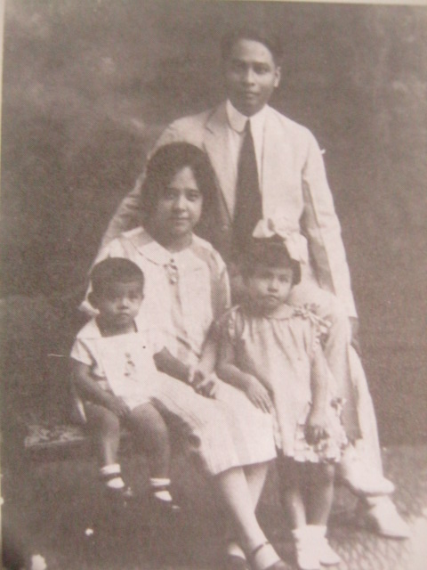 Si Gerry kasama ang kanyang mga magulang at kapatid na si Ruby. Mula kay Senador Jovito Salonga.