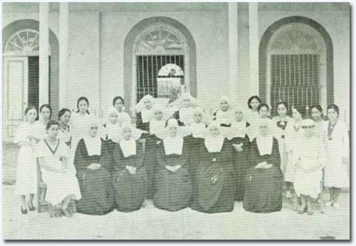 Ilang mga madereng guro at mga estudyante ng Colegio de la Inmaculada Concepcion de la Concordia sa Maynila.