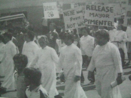 Pati na ang mga kaparian sumama.