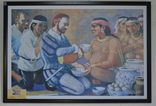 Ang pakikipagkasundo at pakikipagpalitan ng produkto nina Magellan at Rajah Humabon. Obra ay nasa Fort San Pedro sa Cebu.