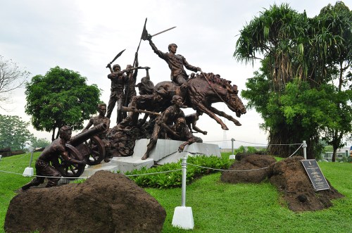 Si Emilio Jacinto sa labanan, likhang sining ni Florante “Boy” Beltran Caedo na itinayo noong Sentenaryo ng kapanganakan ni Jacinto. Dito rin nakalibing ang mga labi ni Jacinto sa Himalayang Pilipino sa Lungsod Quezon.