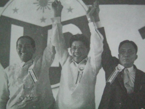 Si Gerrry Roxas (nasa gitna) nang mahalal na Pangulo ng Partido Liberal kasama si Pangulong DIosdado Macapagal (kaliwa). Mula kay Senador Jovito Salonga.