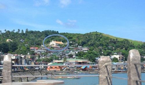 Ang lokal ng Mauban, Quezon sa burol.  Mula sa skyscrapercity.com.