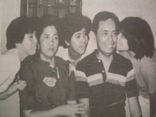 Si Nene at si Bing kasama ang kanilang mga anak, sa kulungan.