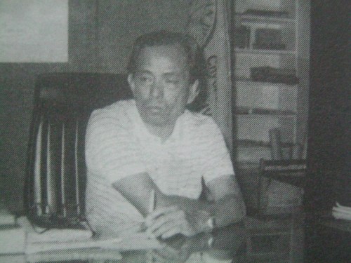 Si Mayor Aquilino Pimentel sa isang hindi madalas na pagkakataon ng pag-iisa sa kanyang opisina.