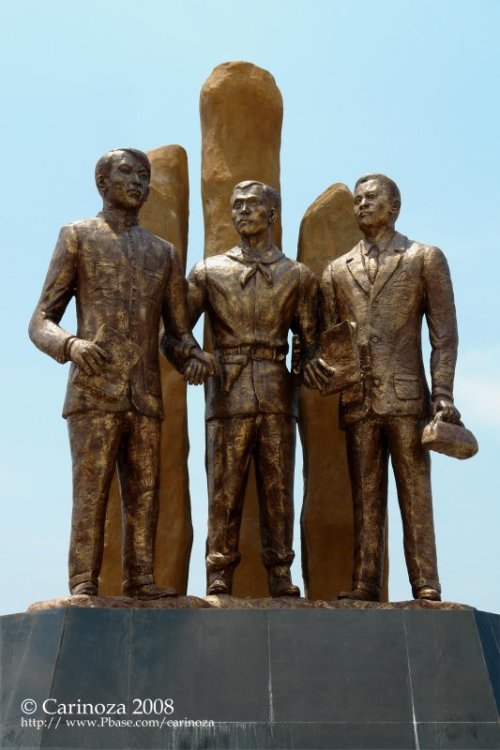 Monumento ng Camara Negra o Camara Secreta:  Jacinto, Bonifacio at Valenzuela, gawa ni Napoleon V. Abueva