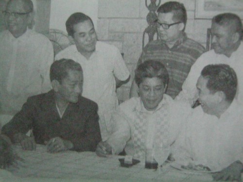 Si Gerry pinaliligiran ng mga kapwa senador Jovito Salonga, Serging Osmena, Ninoy Aquino, at iba pa. Mula kay Senador Jovito Salonga.