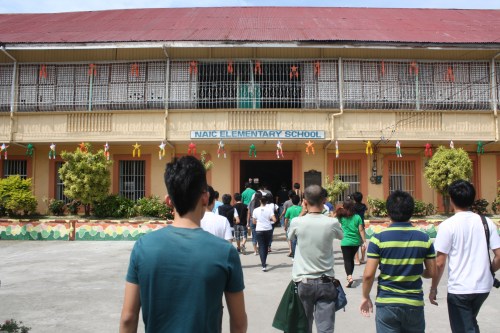 Bukana ng Naic Elementary School. Kuha ng isang estudyanteng Lasalyano ni Xiao Chua.