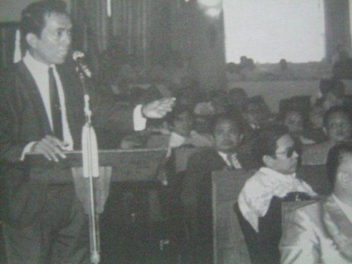 Si Pimentel habang iminumungkahi na huwag nang anyayahan ang Pangulong Marcos sa pagbubukas ng kumbensyon, nakikinig ang mga delegado front row:  Alfredo Abueg, next row: Pablo Trillana and Jose Nolledo; at third row: Arturo Pingoy, Rodolfo Ortiz at Margarito Teves, 1971