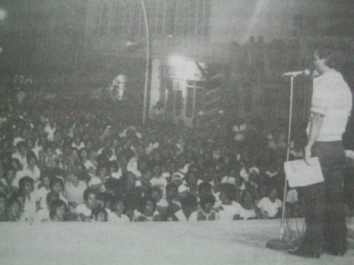Si Pimentel habang nagsasalita sa napakaraming tao na lumabas para makinig sa kanila sa LABAN, 1978.