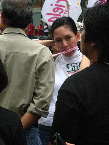 Ang binukot ng bayan habang nag-aayos ng sarili sa gitna ng isang rally.