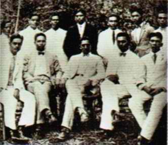 Ang Ka Felix kasama ang mga manggagawa ng iglesia sa mga unang taon nito.  Mula sa http://www.iglesianicristowebsite.com/