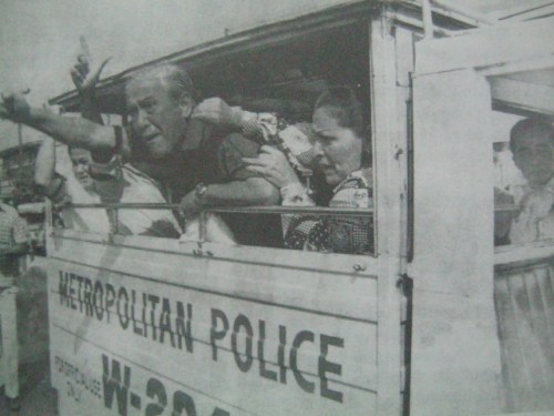 Naaresto sina Joker Arroyo, Pimentel (natatakpan), Tanada, Ruth Guingona, Soc Rodrigo, atbp.  Nagla-Laban sign si Pimentel sa larawan na ito.