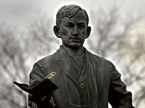 Monumento ni Rizal na may hawak na libro sa Fort Santiago.  Mula sa Philippine Daily Inquirer.