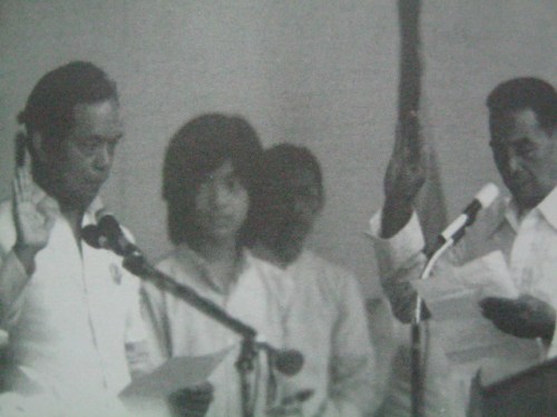 Si Panunumpa ni Pimentel bilang kinatawan ng parliyamento o Batasan sa harapan ni Barangay Kapitan Atilano Labuntog ng Lapasan, Cagayan de Oro City habang nanonood ang pinakabata niyang anak na si Inde.