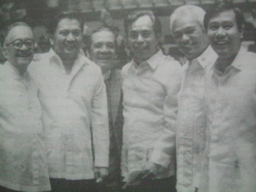 Si Speaker Nicanor Yniguez (pinakakaliwa) kasama sina Pimentel at ilan sa mga oposisyunista:  Luis Villafuerte, Francisco Sumulong, Natalio Bekltran, Jr at Arthur Defensor.