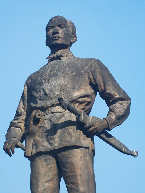 Monumento ni Andres Bonifacio na dati ay nasa harapan ng City Hall ng Maynila, ngayon ay inilipat na sa Liwasang Bonifacio sa harapan ng Manila Post Office Building.  Kuha ni Xiao Chua.