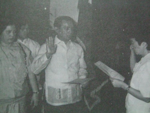 Si Nene habang nanunumpa kay  Cory bilang Kalihim ng Interior and Local Government.