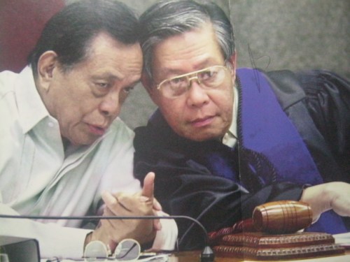 Si Sen. Nene Pimentel bilang Pangulo ng Senado kasama ang kanyang katuwang na presiding officer sa Impeachment Trial ng 2001 na si Chief Justice Hilario G. Davide, Jr.