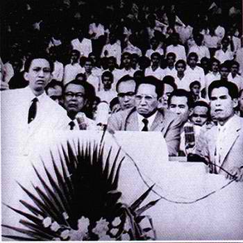 Ang Ka Felix sa isang Dakilang Pamamahayag, pinagigitnaan ng kanyang anak na si Ka Erano "Ka Erdy" G. Manalo na magiging kahaliling Tagapamahalang Pangkalahatan, Ka Cipriano P. Sandoval at Ka Teofilo C. Ramos Sr. Mula sa http://www.iglesianicristowebsite.com/