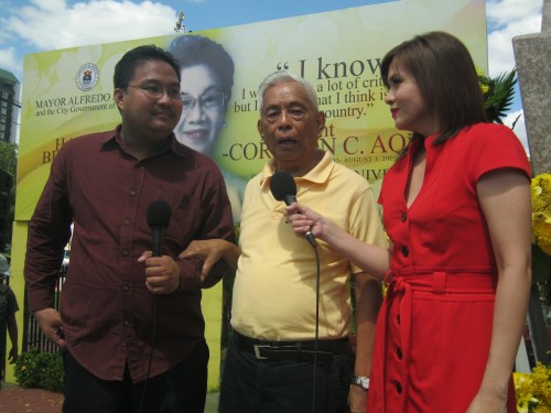 Si Xiao Chua ang sinwerteng kinapitan ni dating Senador Pimentel nang kapanayamin nila ito kasama ni Cathy San Gabriel noong ika-27 anibersaryo ng EDSA, February 25, 2013.  Ipinalabas ng live ng RTVM at ng Telebisyon ng Bayan.