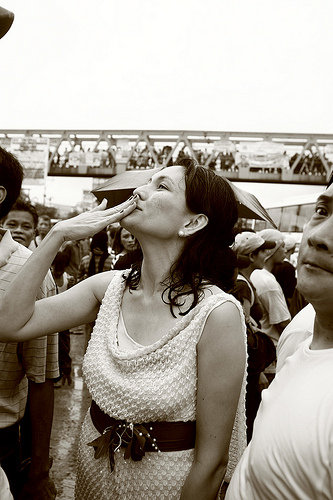 Si Risa, magiliw sa bayan.