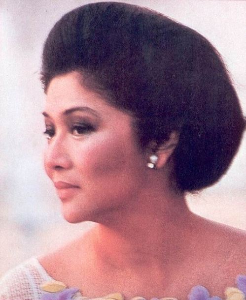 Opisyal na larawan ni Mommy Imelda Romualdez Marcos, ang Unang Ginang.  Mula sa aklat ni Carmen Pedrosa.