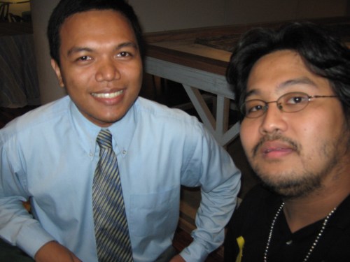 Si Xiao Chua at Alvin Campomanes nang unang itanghal ang papel nilang "Makabagong Emilio Jacinto" sa Kumperensya ng ADHIKA, Inc., 28 Nobyembre 2009.