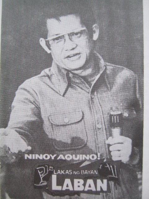 Si imahe ni Ninoy Aquino para sa kanyang kampanya para sa Interim Batasang Pambansa noong 1978.  Kuha ni Willie Vicoy noong panahon ng paglilitis ni Ninoy.  Lahat ng larawan mula sa Ninoy:  The Willing Martyr ni Alfonso Policarpio.