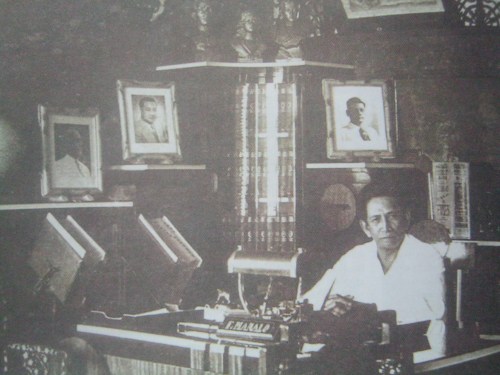 Ang Ka Felix sa kanyang tanggapan, nakapalibot sa kanya ang kanyang aklatan, mga personal na pirmadong larawan mula sa mga pangulo ng Pilipinas at mga rebulto nina Bonifacio, Maria Clara at Rizal.  Mula sa Philippines Free Press.