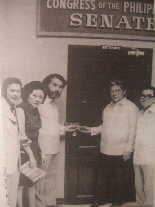 Sina Senador Doy Laurel, Eva Kalaw, Ramon Mitra, Gerry Roxas at Jovito Salonga habang nagpapalitrato sa harapan ng kanilang nakakandadong kongreso. Mula kay Gng. Judy Roxas.