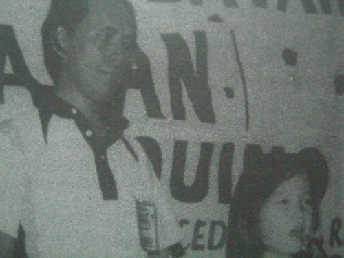 Si Nene at ang 7-taong gulang na si Kris Aquino habang nangangampanya, 1978.