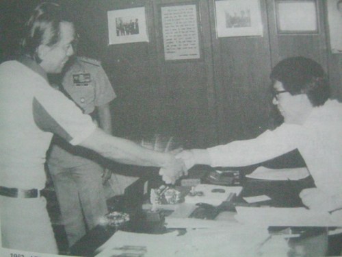 Pakikipagpulong ni Pimentel sa nagkulong sa kanya na si Defense Minister Juan Ponce Enrile, 1983.